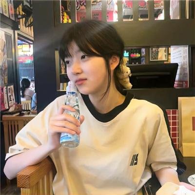 穿黄睡衣的女孩